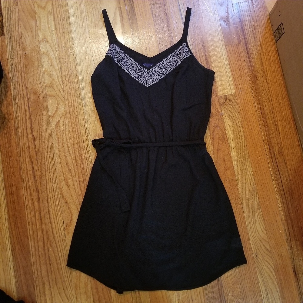 Gap Summer LBD Black WOMEN'S Belted dress v-neck embroidered TIE WAIST Sz M